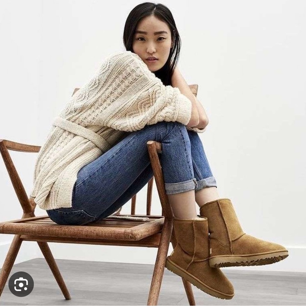 NIB UGG Women’s Classic Short II Womens size 8 boots in chestnut - NEW IN BOX